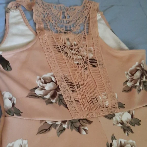 Pretty dress - Picture 3 of 3